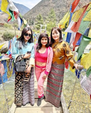 Saru Maini Instagram - Nestled in the Himalayas , Lies a kingdom so serene …
Bhutan- land of thunder dragon ,where happiness is the ultimate dream…❤️🩷🧡 #bhutan #bhutantravel #happiness #peace #peaceful #love #nature #innerpeace #serene
