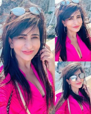Saru Maini Instagram - The Sun☀️Sea 🌊 and👸 #sarumaini #vacation #europetravel #instalike #instagood #ootd