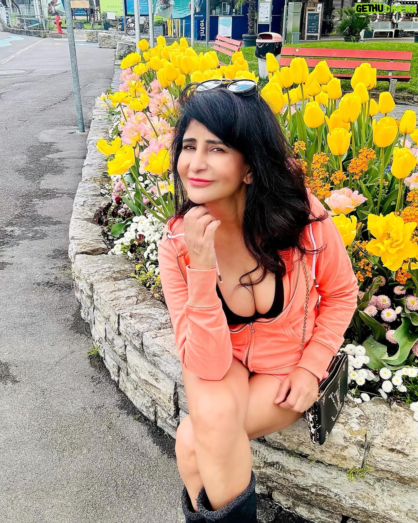 Saru Maini Instagram - Switzerland 🇨🇠#traveldiaries #myfavorite #interlaken #vacation #beautifuldestinations #bucketlist