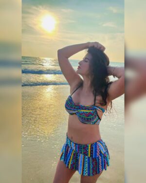 Saru Maini Instagram - “Living the beach life to the fullest! 🌅 🌊” #vacationvibes #beachlife #beachvibes #instalike #instamood #sunset #beautiful