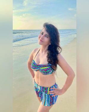 Saru Maini Instagram - “Living the beach life to the fullest! 🌅 🌊” #vacationvibes #beachlife #beachvibes #instalike #instamood #sunset #beautiful