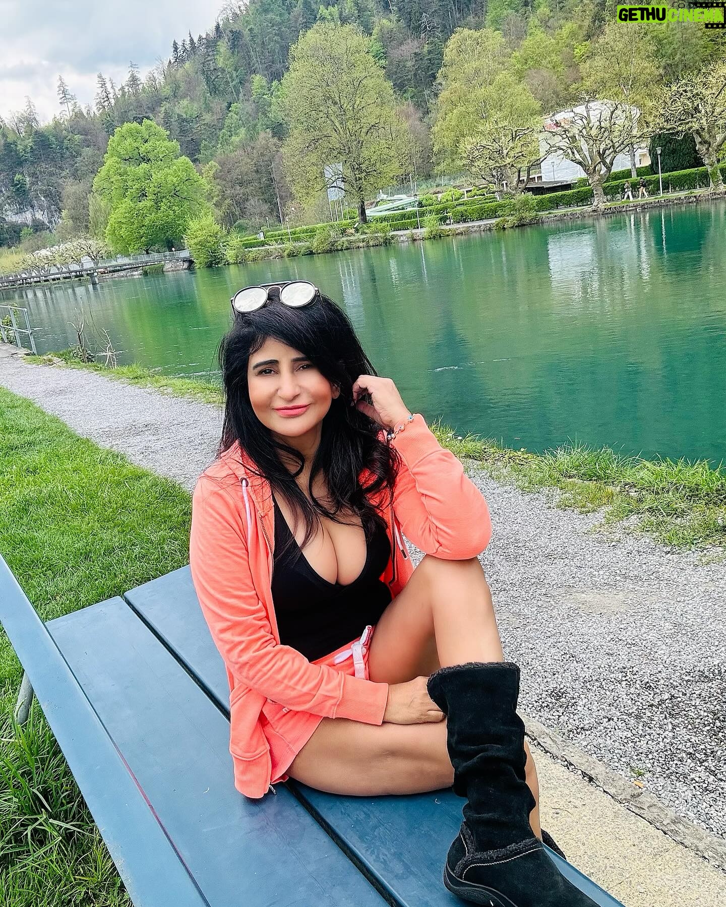 Saru Maini Instagram - Switzerland 🇨🇠#traveldiaries #myfavorite #interlaken #vacation #beautifuldestinations #bucketlist