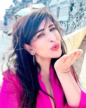 Saru Maini Instagram - The Sun☀️Sea 🌊 and👸 #sarumaini #vacation #europetravel #instalike #instagood #ootd
