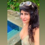 Saru Maini Instagram – Vacation Mood😃🤳 #airportlook #privatepoolvilla #holidaytime #relaxed #funtimes
