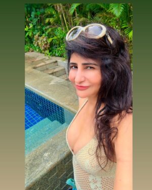 Saru Maini Instagram - Vacation Mood😃🤳 #airportlook #privatepoolvilla #holidaytime #relaxed #funtimes