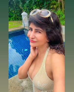 Saru Maini Instagram - Vacation Mood😃🤳 #airportlook #privatepoolvilla #holidaytime #relaxed #funtimes