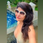 Saru Maini Instagram – Vacation Mood😃🤳 #airportlook #privatepoolvilla #holidaytime #relaxed #funtimes