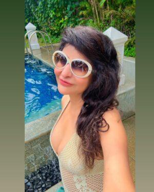 Saru Maini Instagram - Vacation Mood😃🤳 #airportlook #privatepoolvilla #holidaytime #relaxed #funtimes