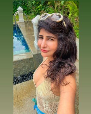 Saru Maini Instagram - Vacation Mood😃🤳 #airportlook #privatepoolvilla #holidaytime #relaxed #funtimes