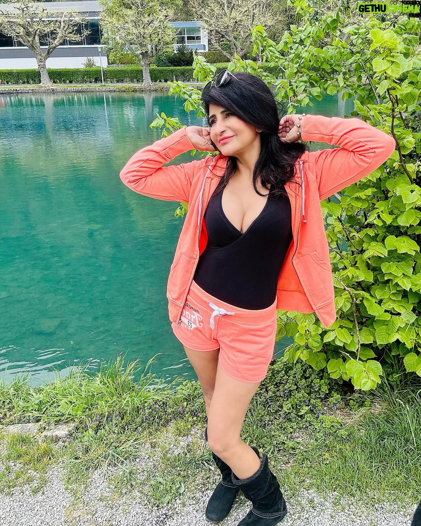 Saru Maini Instagram - Switzerland 🇨🇠#traveldiaries #myfavorite #interlaken #vacation #beautifuldestinations #bucketlist