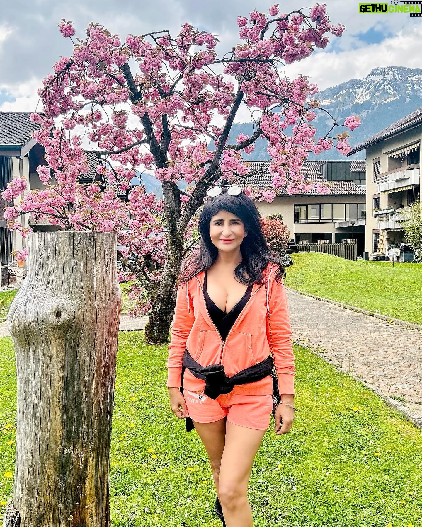 Saru Maini Instagram - Switzerland 🇨🇠#traveldiaries #myfavorite #interlaken #vacation #beautifuldestinations #bucketlist