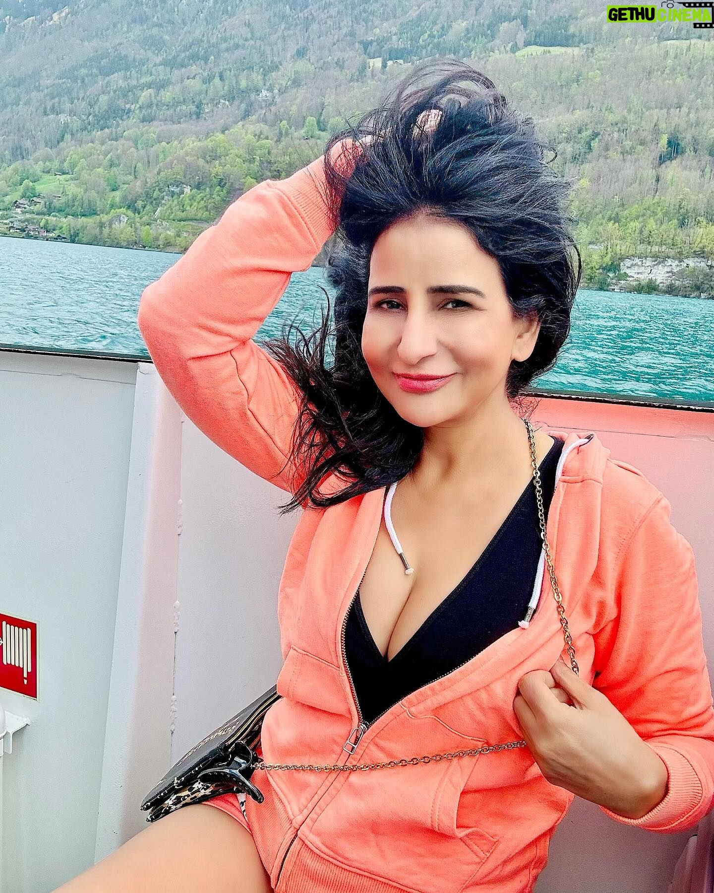 Saru Maini Instagram - Switzerland 🇨🇠#traveldiaries #myfavorite #interlaken #vacation #beautifuldestinations #bucketlist