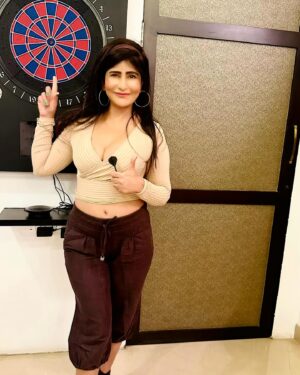 Saru Maini Instagram - And it’s bullseye 🎯 #target #funtime #tuesdayvibes #darts #instagood #instalike