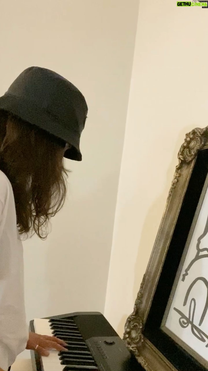 Sasha Calle Instagram - was writing some ideas and this was a quick lil spanish smthn. Abrazos Letra: Si piensas en mi, Llamame y dimelo. Si piensas en mi, Has algo por favor. Por que cada ves q yo te pienso, Me vuelvo un poco mas loca. Y cada ves que estas muy lejos, Me siento un poco mas sola. Si piensas en mi. Llamame y dimelo