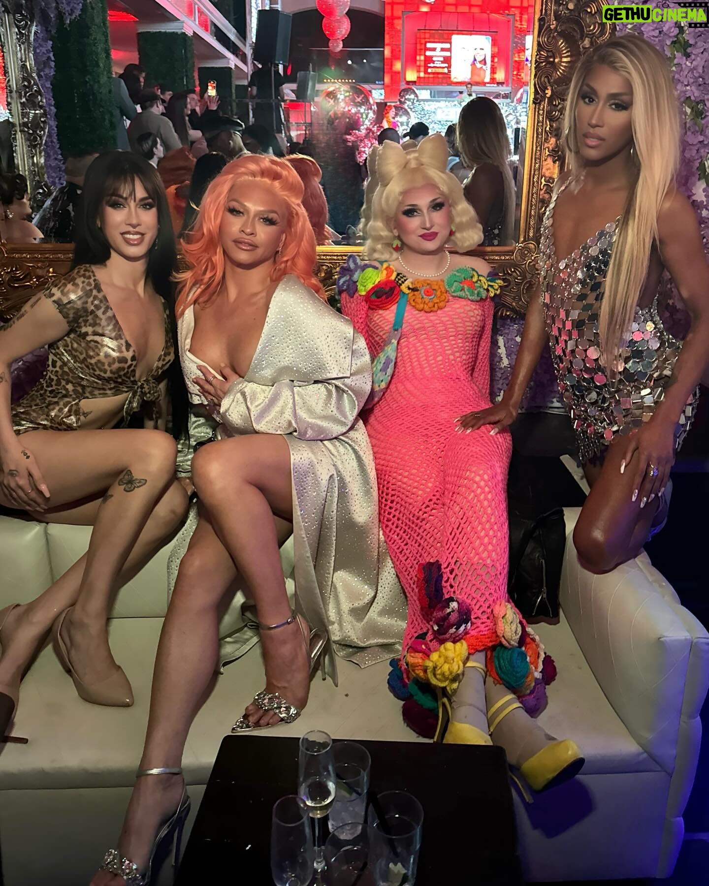 Sasha Colby Instagram - thank you @queerty 🧡 honored to be able to accept the award for @rupaulsdragrace with my season 15 sisters! Hair @tokyostylez Glam @jamesmichaelartistry Wearing @augustgettyatelier Bag @coach