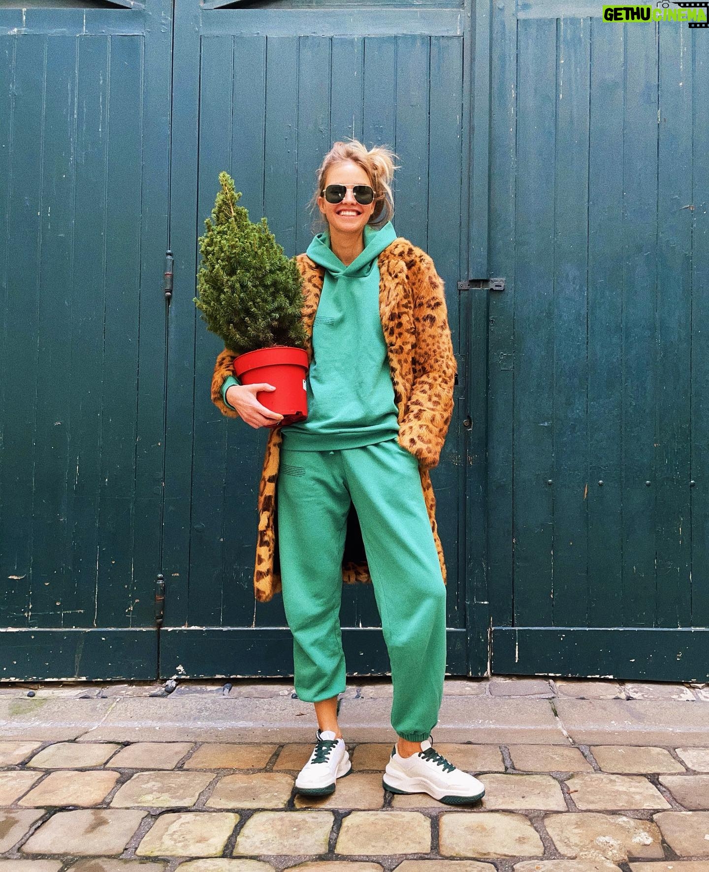 Sasha Luss - 28.5K Likes - All I want for Christmas is...