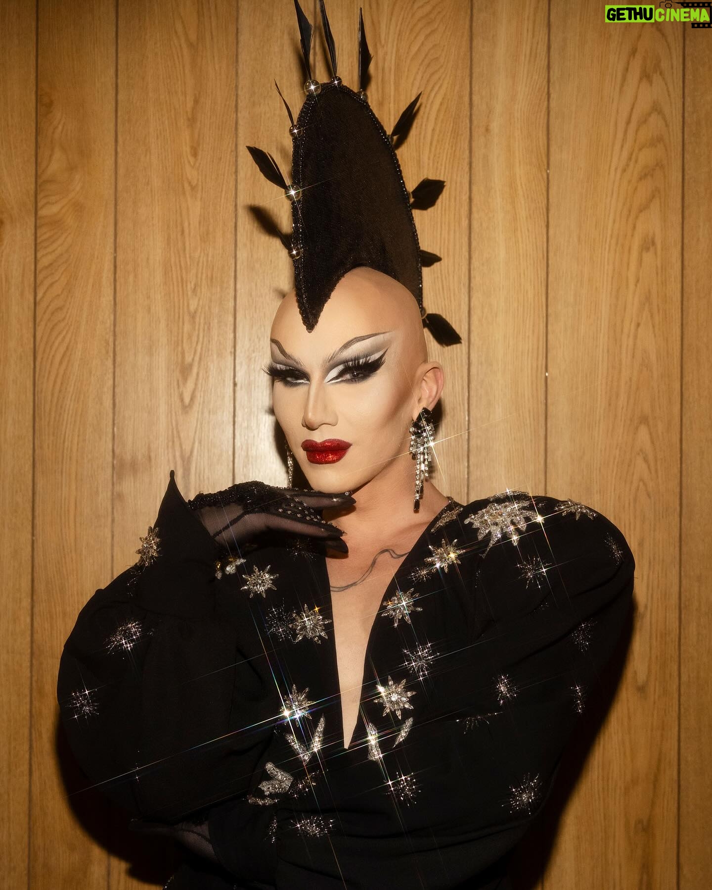 Sasha Velour Instagram - Howdy Oklahoma!! Feeling on the edge of glory with the ICONS @latriceroyale and @thequeenpriyanka I’ve always wanted to visit OK. My Grandpa was born there in the small town of Cordell in 1915, and my mom always had fond memories. I can’t say we had the warmest welcome, but by the end it felt like home, and I had a better understanding of our country and its history. Thank you @werehere @hbo @streamonmax for this opportunity to learn and explore! Photos by @gregendries