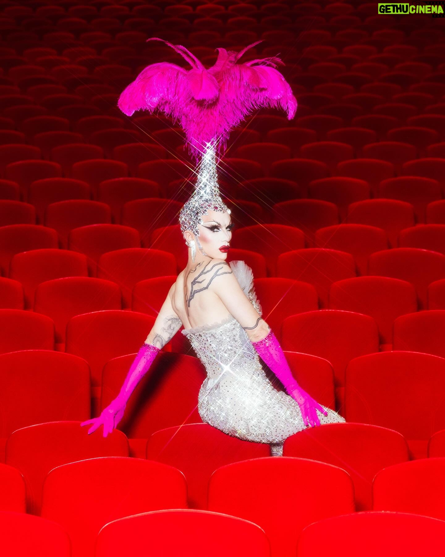 Sasha Velour Instagram - Let’s hear it for the amazing crew of The Big Reveal Live Show Tour!! Producer - Johnny Velour Technical director and lighting - Ettie Pin (@cosettepindesign) Company manager and stage crew - Nicole Lutz (@the_nicole_lutz) Merch manager and stage crew- Zoe Ziegfeld (@zoeziegfeld) Electrics and Spotlight - Rodney Perez (@mc.casita Photographer and front of house - Mettie Ostrowski (@mettieostrowski) Naps and kisses - Vanya Velour (@vanya.velour) Yeah they are hot. 📸: @mettieostrowski