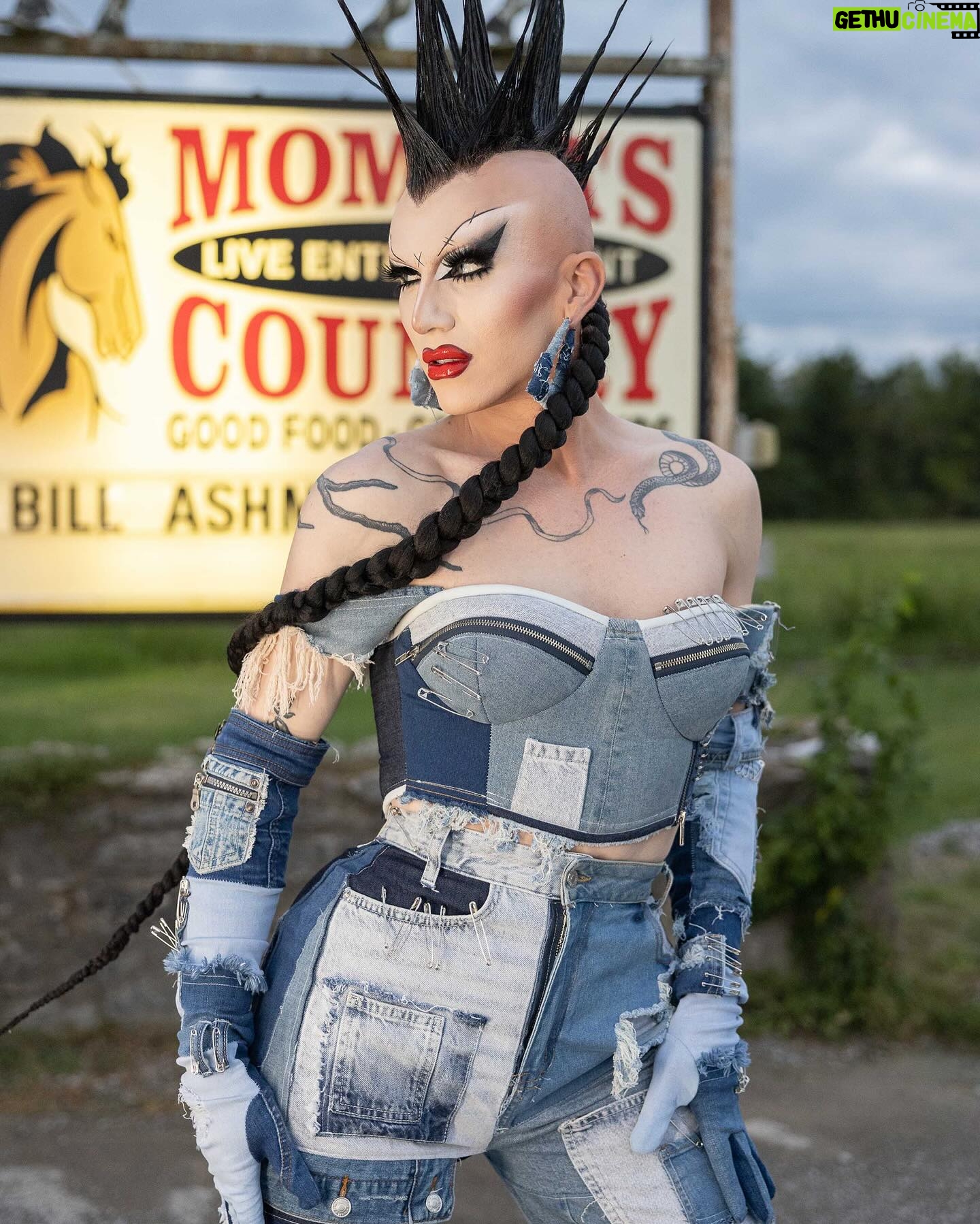 Sasha Velour Instagram - This is Momma’s Country! A little side-project from Tennessee with @jaidaehall and @thequeenpriyanka. We went line dancing so I could remind myself how much I struggle learning choreo. Make sure you watch the @criticschoice @ccrealtv-nominated adventures on this season of @werehere on @hbo. Photos by @gregendries Look by @caseyyalater Hair by @johnnovotny Makeup by me