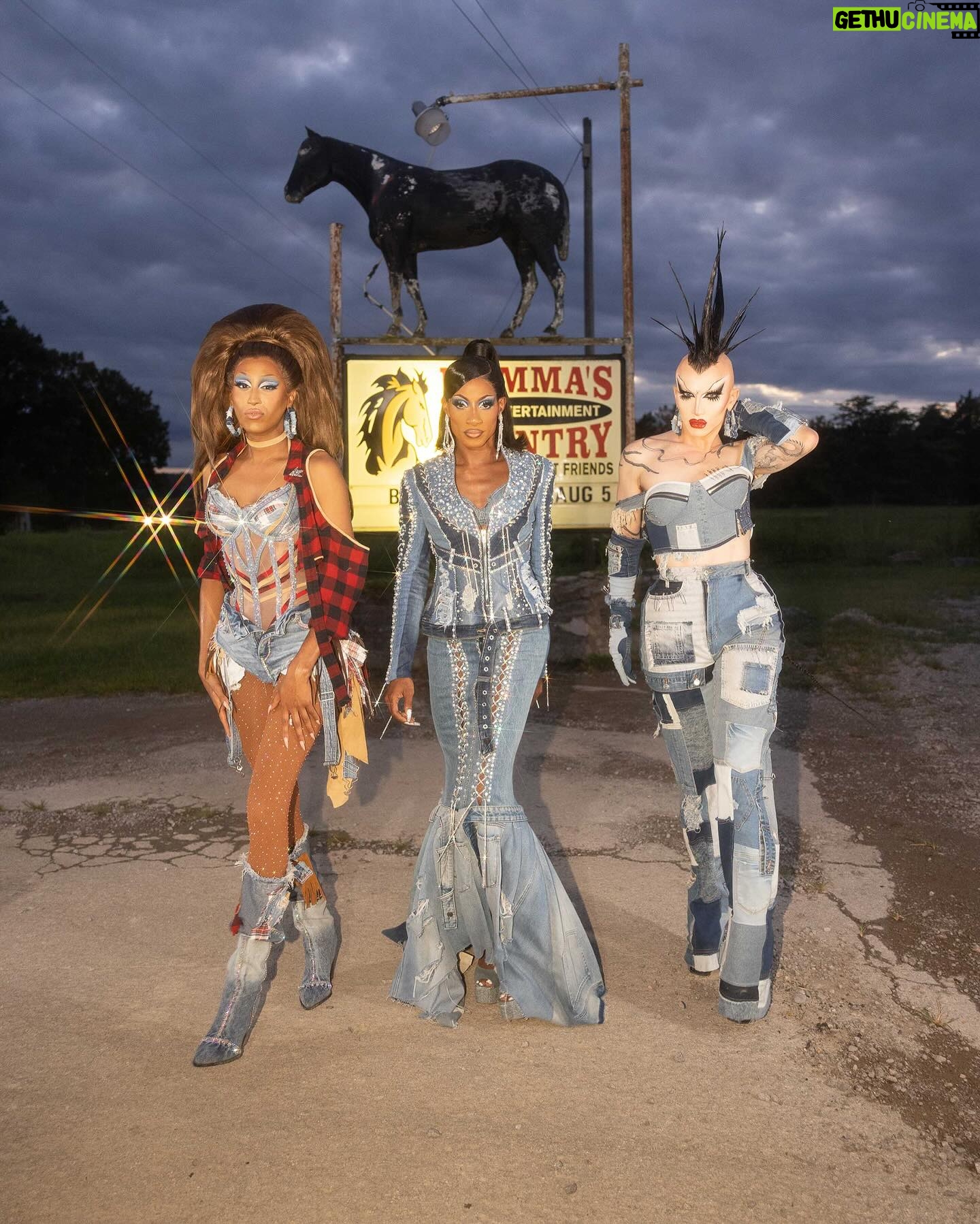 Sasha Velour Instagram - This is Momma’s Country! A little side-project from Tennessee with @jaidaehall and @thequeenpriyanka. We went line dancing so I could remind myself how much I struggle learning choreo. Make sure you watch the @criticschoice @ccrealtv-nominated adventures on this season of @werehere on @hbo. Photos by @gregendries Look by @caseyyalater Hair by @johnnovotny Makeup by me