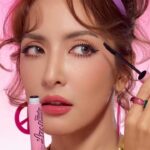 Savika Chaiyadej Instagram - ปัดขึ้นปัดลงแบบเวรี่จึ้ง 🇰🇷 👀✨🪩 𝙒𝙞𝙣𝙠𝙮 𝙛𝙪𝙣𝙠𝙮 𝙡𝙖𝙨𝙝𝙚𝙨 𝙫𝙤𝙡𝙪𝙢𝙚 𝙘𝙪𝙧𝙡𝙞𝙣𝙜 &𝙬𝙖𝙩𝙚𝙧𝙥𝙧𝙤𝙤𝙛 𝙢𝙖𝙨𝙘𝙖𝙧𝙖 👀✨ . เปิดตัวมาสคาร่าสุดปัง “ ปัดแล้วเด้ง ขนตาเต้นได้ “ 🇰🇷พรีออเดอร์ได้แล้ววันนี้ @winkybeauty #Funkylashes #winkycosmetic #mascara #มาสคาร่า #มาสคาร่าขนตาฟู #มาสคาร่าขนตาเต้นได้ #มาสคาร่าเกาหลี #pinkysavika