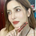 Savika Chaiyadej Instagram - สีช็อคโกแลต 🍫🍫💄ให้กี่คะแนน⁉️ แต่ที่แน่ๆ ทาปุ๊บ กลิ่นช๊อคโกแล๊ตติดจมูกมาก ✅ลิปกลอส3 in 1 •มอยเจอร์ไรเซอร์บำรุงริมฝีปาก •เนื้อกลอสสีแน่น •ออยบำรุงริมฝีปาก 5 ชนิด ✅ สามารถใช้ทาได้ทั้ง ตา แก้ม ริมฝีปาก ✅ เนื้อสัมผัสไม่เหนียวหนึบ ไม่หนักปาก และให้สัมผัสถึงความเย็น ✅ มีสารสกัดจากออยบำรุง ช่วยให้ปากไม่แห้งกร้าน ปากไม่แตก ไม่ตกร่อง ✅ สามารถใช้ได้ทุกวัน ปากไม่ดำคล้ำ ปากไม่ลอก ไม่หนักปาก ✅ ใช้แล้วปากฉ่ำ อวบอิ่ม ปากชัด เต็มขึ้น เนื้อสีละเอียด ชัด ลิปมีความกลอสฉ่ำวาว ดูสดใส ดูปากสุขภาพดี ✅ มีสารสกัดจากมอยเจอไรเซอร์บำรุงริมฝีปากให้เนียนนุ่ม ชื่มชื้น ยิ่งใช้ยิ่งบำรุง ลดการปากแห้ง #winkycosmetics #winkymeltyglassylip #milkchocolate #pinysavika #พิ้งกี้สาวิกา ช่องทางการสั่งซื่อ Line @winkybeauty