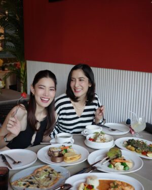 Savika Chaiyadej Instagram - ✨สัมผัสประสบการณ์การรับประทานอาหารฝรั่งเศส ทีโฟร์การ์ซองส์ (4Garçons) อร่อยกับรสชาติคลาสสิค แบบฝรั่งเศสแท้ พร้อมจิบเครื่องดื่ม ฟังดนตรี และชมงานศิลปะ ของศิลปินที่มีเอกลักษณ์เฉพาะตัว

#4garconsbkk
#AuthenticFrenchFood

#GOATHUBPR