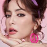 Savika Chaiyadej Instagram - ปัดขึ้นปัดลงแบบเวรี่จึ้ง 🇰🇷 👀✨🪩 𝙒𝙞𝙣𝙠𝙮 𝙛𝙪𝙣𝙠𝙮 𝙡𝙖𝙨𝙝𝙚𝙨 𝙫𝙤𝙡𝙪𝙢𝙚 𝙘𝙪𝙧𝙡𝙞𝙣𝙜 &𝙬𝙖𝙩𝙚𝙧𝙥𝙧𝙤𝙤𝙛 𝙢𝙖𝙨𝙘𝙖𝙧𝙖 👀✨ . . เปิดตัวมาสคาร่าสุดปัง “ ปัดแล้วเด้ง ขนตาเต้นได้ “ . #Funkylashes #winkycosmetic #mascara #มาสคาร่า #มาสคาร่าขนตาฟู #มาสคาร่าขนตาเต้นได้ #มาสคาร่าเกาหลี 📌พรีออกเดอร์วันนี้ LINE@ winkybeauty 📺 @winkycosmetics_th