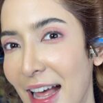 Savika Chaiyadej Instagram - วันนี้เรามาเรียนรู้การปัดมาสคาร่าวิ้งกี้แบบตาหอยแครงกัน😂😍 โดยคุณหยิกเอาอยู่ @natamol @winkycosmetics_th #winkyfunkylashes #winkycosmetics