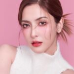 Savika Chaiyadej Instagram - 🫦Melty Glassy Lip💄✨🎉 Water bomb, high pigmented Made from Korea 🇰🇷 ลิปที่ทุกคนถามตลอดเวลา ในที่สุดน้องก็เดินทางจะถึงแล้ว อีก 2 วันเจอกันจ้า💕🎉 #pinkysavika #winkycosmetic #pinkywinky #winky #lipstick #lips #lipgloss #ลิปสติก #พิ้งกี้สาวิกา