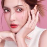 Savika Chaiyadej Instagram - 🫦Melty Glassy Lip💄✨🎉 Water bomb, high pigmented Made from Korea 🇰🇷 ลิปที่ทุกคนถามตลอดเวลา ในที่สุดน้องก็เดินทางจะถึงแล้ว อีก 2 วันเจอกันจ้า💕🎉 #pinkysavika #winkycosmetic #pinkywinky #winky #lipstick #lips #lipgloss #ลิปสติก #พิ้งกี้สาวิกา