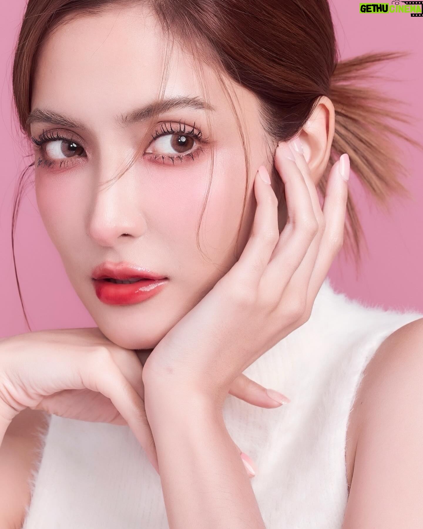 Savika Chaiyadej Instagram - 🫦Melty Glassy Lip💄✨🎉 Water bomb, high pigmented Made from Korea 🇰🇷 ลิปที่ทุกคนถามตลอดเวลา ในที่สุดน้องก็เดินทางจะถึงแล้ว อีก 2 วันเจอกันจ้า💕🎉 #pinkysavika #winkycosmetic #pinkywinky #winky #lipstick #lips #lipgloss #ลิปสติก #พิ้งกี้สาวิกา