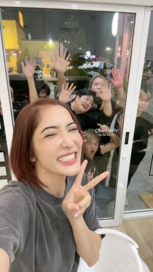 Savika Chaiyadej Instagram - รู้ว่ารักไม่ต้องแสดงออกขนาดนั้นก็ได้ 😂 
#pinkysavika #พิ้งกี้สาวิกา