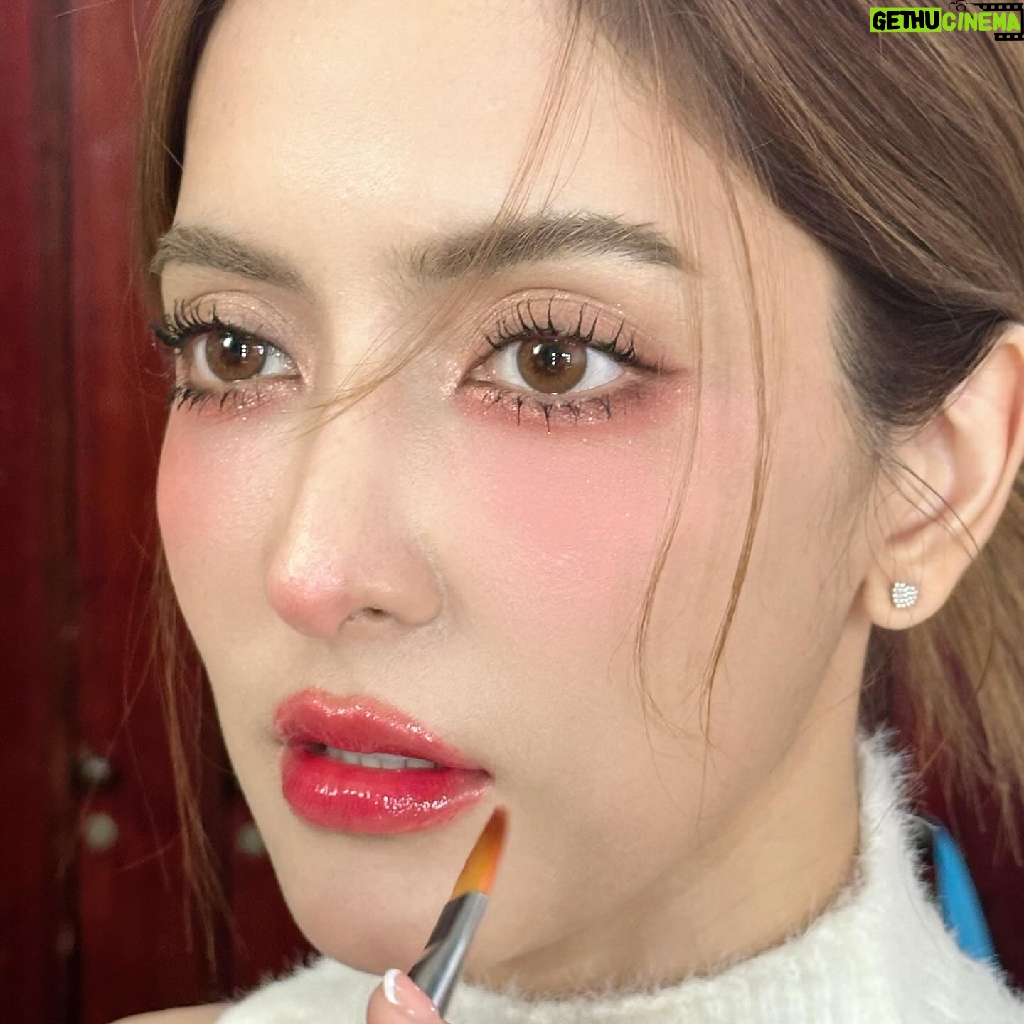 Savika Chaiyadej Instagram - เชอรี่เชอใจที่จริงใจ 🍒 #cherry #winkycosmetics #meltyglassylips @winkycosmetics_th #koreanlips #madeinkorea #ลิปวิ๊งค์กี้