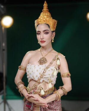 Savika Chaiyadej Instagram - Once upon a time in Ayothaya ✨ 🇹🇭 #ayothayamakeup #ayothayatrend #makeuptransformation #makeup #thailand #pinkysavika #thaitraditional 
@gampun @mix_rachaya 
@tippymakeup @casperproud 
@kelly_yeslow @lefth4nds