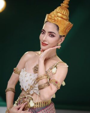 Savika Chaiyadej Instagram - Once upon a time in Ayothaya ✨ 🇹🇭 #ayothayamakeup #ayothayatrend #makeuptransformation #makeup #thailand #pinkysavika #thaitraditional 
@gampun @mix_rachaya 
@tippymakeup @casperproud 
@kelly_yeslow @lefth4nds