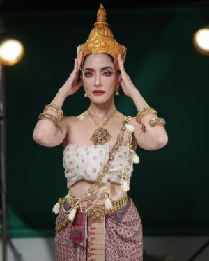Savika Chaiyadej Instagram - Once upon a time in Ayothaya ✨ 🇹🇭 #ayothayamakeup #ayothayatrend #makeuptransformation #makeup #thailand #pinkysavika #thaitraditional 
@gampun @mix_rachaya 
@tippymakeup @casperproud 
@kelly_yeslow @lefth4nds
