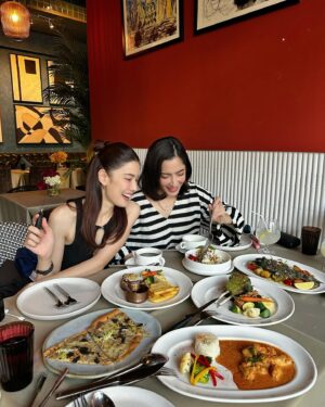 Savika Chaiyadej Instagram - ✨สัมผัสประสบการณ์การรับประทานอาหารฝรั่งเศส ทีโฟร์การ์ซองส์ (4Garçons) อร่อยกับรสชาติคลาสสิค แบบฝรั่งเศสแท้ พร้อมจิบเครื่องดื่ม ฟังดนตรี และชมงานศิลปะ ของศิลปินที่มีเอกลักษณ์เฉพาะตัว

#4garconsbkk
#AuthenticFrenchFood

#GOATHUBPR