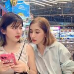 Savika Chaiyadej Instagram – รู้นะว่าเป็นคนไหน 😁😁 
#พิ้งกี้สาวิกา #หนูนาหนึ่งธิดา #pinkysavika