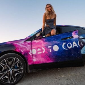 Saxon Sharbino Instagram - can you think of a better coachella pic background? i can’t. 🌼💋 thank you @bmw not only for the amazing experience but for the best trip to & from Indio. 🌵i am in love with the new iX 💕 @bmw #roadtocoachella #theix #bmw #bmwi #bornelectric