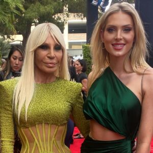 Saxon Sharbino Instagram - thank you @donatella_versace 
blonde, bold & bossy with @versace ⁣
.⁣
.⁣
.⁣
.⁣
.⁣
#grammys #grammys2022 #couture #custommade #donatellaversace #fashiondesigner #fashionjewelry #redcarpetstyle #redcarpetlook