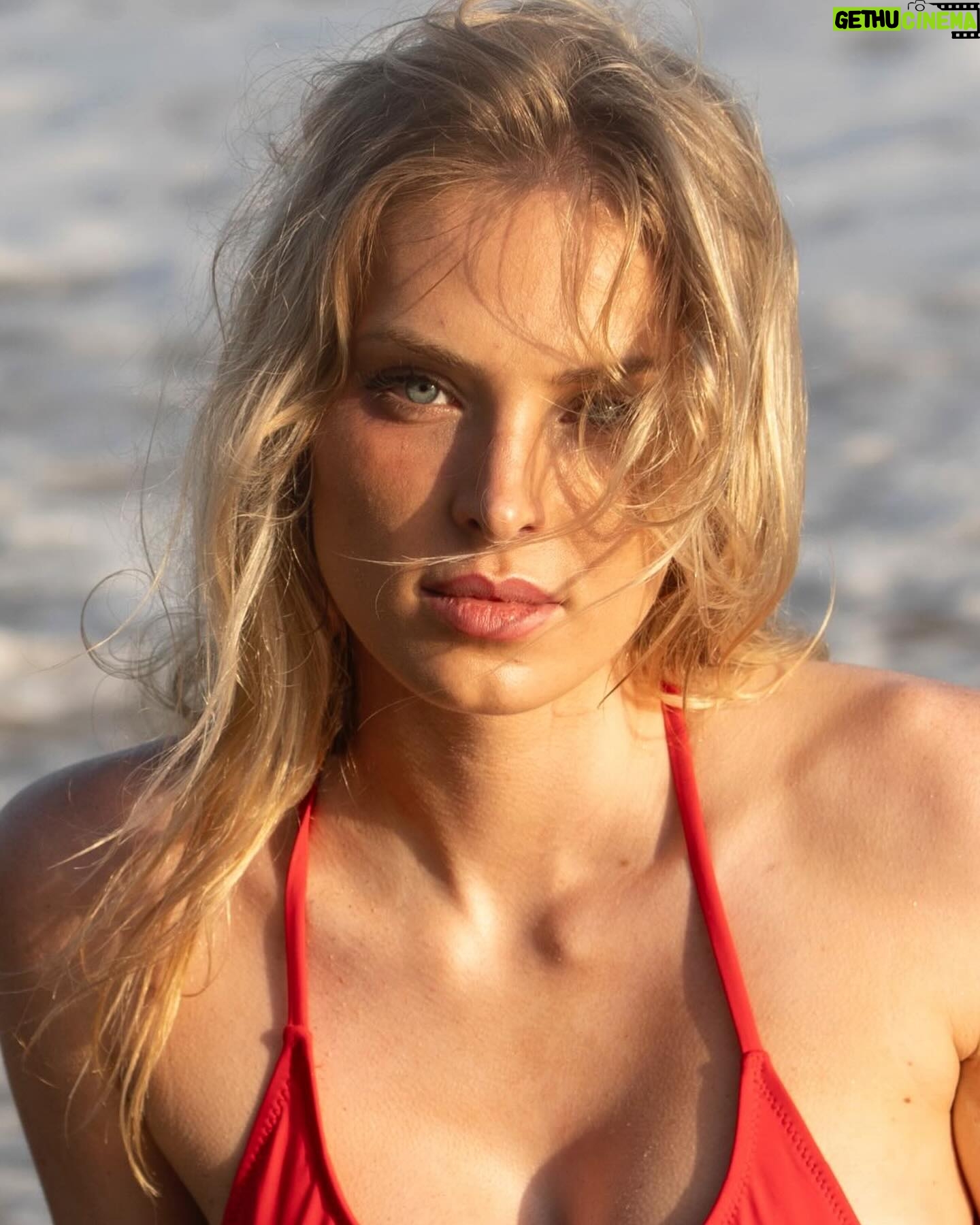 Saxon Sharbino Instagram - mentally at the beach 🏝️