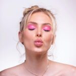 Saxon Sharbino Instagram - she want that lovey dovey that kiss kiss, in her mind she fantasize - “kiss kiss” chris brown - happy friday 💕