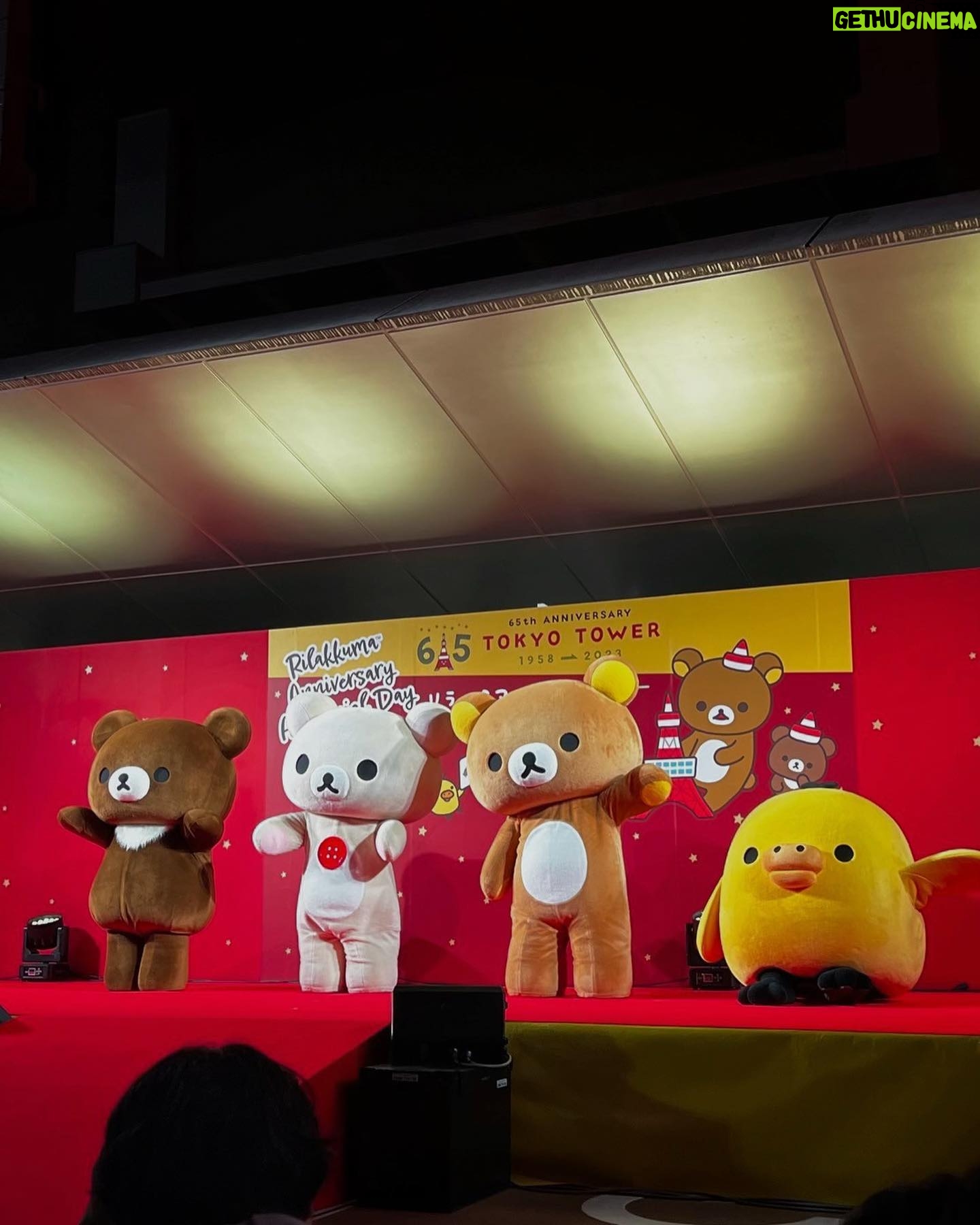 Sayuri Matsumura Instagram - 🍎 リラックマ20周年フィナーレセレモニー 「Rilakkuma Anniversary A Special Day」 出演いたしました🐻♡ リラックマちゃん達と 東京タワーの点灯式🗼! リラックマちゃんたち可愛くて 動きがゆったりしていてすっごく癒された〜! ゲストの皆様もご一緒できて光栄でした✨ モグライダーさんM-1頑張ってください! #リラックマ #キイロイトリ