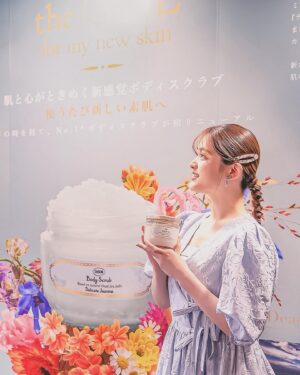 Sayuri Matsumura Instagram - 🍎

大好きなSABONのボディスクラブが
本日3月21日（木）にリニューアルされます♡ 

その新製品発表会に伺ってちょっとだけ早く体験してきました。 

 
これまでのボディスクラブに比べて肌にピッタリ密着して
よりやさしい感触で使い心地がとてもよかったです☺️
 今回のリューアルでは 粒の大きさの違う死海の塩が2種類になり
死海の湖水に加え、 
3種類のオーガニックオイルが配合された
ソルト-イン-オイル処方にパワーアップ！ 
 ミネラルたっぷりで
まさにSABONおすすめの「ミネラル美容」が実践できそうです😳🫶

 
週に2日のケアでもっとつるつるすべすべのボディを手に入れたくなりました！
なんといっても香りがとても心地よく幸せな気持ちになります。 

香りが10種類もあるのでその日のお気に入りの香りでケアできるのも嬉しいですよね。 
写真のラベンダーアップルの香り（オンライン限定）もおすすめです🍎　
アップルちゃん☺️🫶

みなさんもよかったら店頭で好きな香りを探して試してみてください！
 

#PR #SABON
#SABONボディスクラブ
 #ミネラル美容
