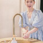 Sayuri Matsumura Instagram - 🍎 大好きなSABONのボディスクラブが 本日3月21日（木）にリニューアルされます♡ その新製品発表会に伺ってちょっとだけ早く体験してきました。 これまでのボディスクラブに比べて肌にピッタリ密着して よりやさしい感触で使い心地がとてもよかったです☺️ 今回のリューアルでは 粒の大きさの違う死海の塩が2種類になり 死海の湖水に加え、 3種類のオーガニックオイルが配合された ソルト-イン-オイル処方にパワーアップ！ ミネラルたっぷりで まさにSABONおすすめの「ミネラル美容」が実践できそうです😳🫶 週に2日のケアでもっとつるつるすべすべのボディを手に入れたくなりました！ なんといっても香りがとても心地よく幸せな気持ちになります。 香りが10種類もあるのでその日のお気に入りの香りでケアできるのも嬉しいですよね。 写真のラベンダーアップルの香り（オンライン限定）もおすすめです🍎　 アップルちゃん☺️🫶 みなさんもよかったら店頭で好きな香りを探して試してみてください！ #PR #SABON #SABONボディスクラブ #ミネラル美容