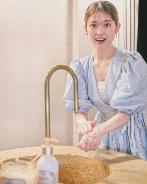 Sayuri Matsumura Instagram - 🍎

大好きなSABONのボディスクラブが
本日3月21日（木）にリニューアルされます♡ 

その新製品発表会に伺ってちょっとだけ早く体験してきました。 

 
これまでのボディスクラブに比べて肌にピッタリ密着して
よりやさしい感触で使い心地がとてもよかったです☺️
 今回のリューアルでは 粒の大きさの違う死海の塩が2種類になり
死海の湖水に加え、 
3種類のオーガニックオイルが配合された
ソルト-イン-オイル処方にパワーアップ！ 
 ミネラルたっぷりで
まさにSABONおすすめの「ミネラル美容」が実践できそうです😳🫶

 
週に2日のケアでもっとつるつるすべすべのボディを手に入れたくなりました！
なんといっても香りがとても心地よく幸せな気持ちになります。 

香りが10種類もあるのでその日のお気に入りの香りでケアできるのも嬉しいですよね。 
写真のラベンダーアップルの香り（オンライン限定）もおすすめです🍎　
アップルちゃん☺️🫶

みなさんもよかったら店頭で好きな香りを探して試してみてください！
 

#PR #SABON
#SABONボディスクラブ
 #ミネラル美容