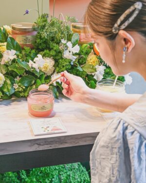 Sayuri Matsumura Instagram - 🍎

大好きなSABONのボディスクラブが
本日3月21日（木）にリニューアルされます♡ 

その新製品発表会に伺ってちょっとだけ早く体験してきました。 

 
これまでのボディスクラブに比べて肌にピッタリ密着して
よりやさしい感触で使い心地がとてもよかったです☺️
 今回のリューアルでは 粒の大きさの違う死海の塩が2種類になり
死海の湖水に加え、 
3種類のオーガニックオイルが配合された
ソルト-イン-オイル処方にパワーアップ！ 
 ミネラルたっぷりで
まさにSABONおすすめの「ミネラル美容」が実践できそうです😳🫶

 
週に2日のケアでもっとつるつるすべすべのボディを手に入れたくなりました！
なんといっても香りがとても心地よく幸せな気持ちになります。 

香りが10種類もあるのでその日のお気に入りの香りでケアできるのも嬉しいですよね。 
写真のラベンダーアップルの香り（オンライン限定）もおすすめです🍎　
アップルちゃん☺️🫶

みなさんもよかったら店頭で好きな香りを探して試してみてください！
 

#PR #SABON
#SABONボディスクラブ
 #ミネラル美容