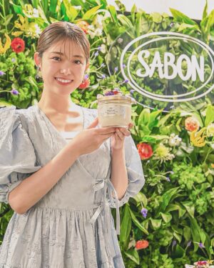 Sayuri Matsumura Instagram - 🍎

大好きなSABONのボディスクラブが
本日3月21日（木）にリニューアルされます♡ 

その新製品発表会に伺ってちょっとだけ早く体験してきました。 

 
これまでのボディスクラブに比べて肌にピッタリ密着して
よりやさしい感触で使い心地がとてもよかったです☺️
 今回のリューアルでは 粒の大きさの違う死海の塩が2種類になり
死海の湖水に加え、 
3種類のオーガニックオイルが配合された
ソルト-イン-オイル処方にパワーアップ！ 
 ミネラルたっぷりで
まさにSABONおすすめの「ミネラル美容」が実践できそうです😳🫶

 
週に2日のケアでもっとつるつるすべすべのボディを手に入れたくなりました！
なんといっても香りがとても心地よく幸せな気持ちになります。 

香りが10種類もあるのでその日のお気に入りの香りでケアできるのも嬉しいですよね。 
写真のラベンダーアップルの香り（オンライン限定）もおすすめです🍎　
アップルちゃん☺️🫶

みなさんもよかったら店頭で好きな香りを探して試してみてください！
 

#PR #SABON
#SABONボディスクラブ
 #ミネラル美容