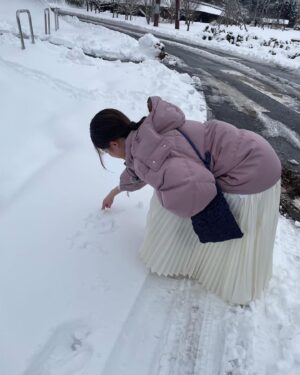 Sayuri Matsumura Instagram - 🍎

ラヴィット！さんのロケで松島にお邪魔したとき

直前に雪が降って
綺麗な雪景色🥰
綺麗で感動しました
雪って文字書きたくなるよね♡

たくさん食べて
眠くなって居眠りさん💤